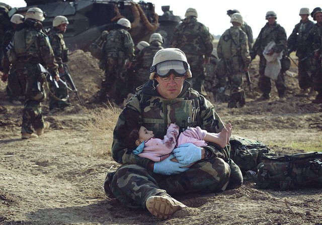Fotografija Damira Šagolja, ki je bila letos nominirana za ugledno ameriško Pulitzerjevo nagrado, kar je doslej uspelo le enemu Neameričanu. 'Zgodilo se je, da je do neke nadzorne točke prišla neka iraška družina. Začelo se je streljanje, nihče ne ve, kdo je začel. Vojna pač. Njihov avto se je znašel v navzkrižnem ognju, Američani so ga rešetali kakšnih deset minut iz vsega možnega orožja. Pri tem so ubili mamo, ranili in ubili nekaj hčerk, očeta ranili na treh mestih ... Menda so sicer začeli streljati iz avtomobila za njimi. V seriji je nekaj pretresljivih fotografij, kako oče vidi mrtvo ženo in objema svojo ranjeno hčer z izbitim očesom. Fotografijo z otrokom so vzeli iz konteksta in jo objavili tako rekoč na naslovnicah nacionalnih in lokalnih medijev, češ, poglejte, kako naš vojak v rokah drži iraškega otroka. Iz največje ameriške revije People z naklado 22 milijonov so mi telefonirali in me spraševali, ali ima ta ameriški vojak tudi otroka, kaj je čutil ob tem in podobne stvari. 