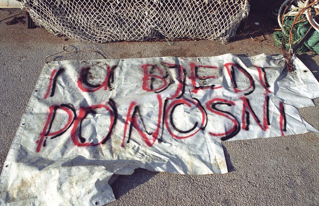 Ponosni na revščino, transparent s protesta