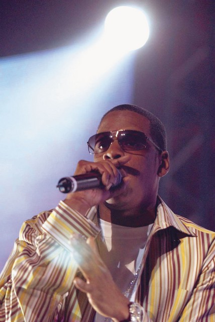 Jay-Z - uspešen še iz dni gangsta rapa ima sedaj svoj glasbeni in filmski pogon Roc-A-Fella , 40/40 Club, svoje superge za Reebok in distribucijo škotske vodke(!) Armadale v ZDA