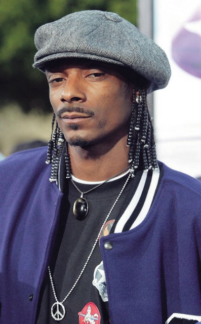 Snoop Dogg - živo utelešenje gangsta rapa in g-funka se odlično znajde v novem tisočletju: njegove prioritete so bejbe, keš, pičke, trava, pred vsem pa denar