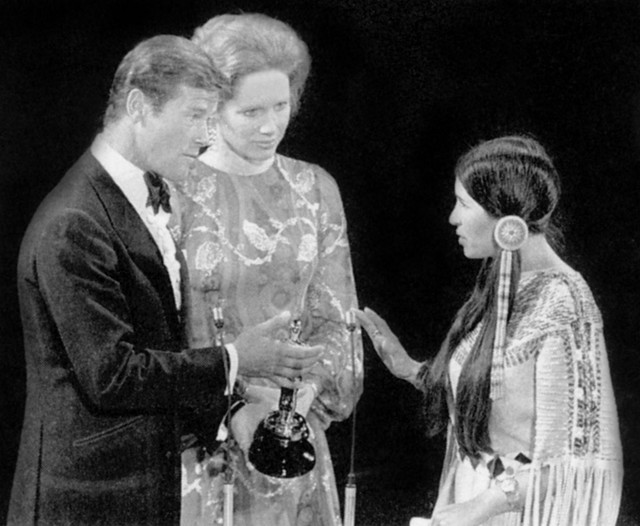 Leta 1973 je na podelitev Oskarjev poslal Sachen Malo pero, ki je v njegovem imenu zavrnila oskarja zaradi ravnanja z ameriškimi indijanci