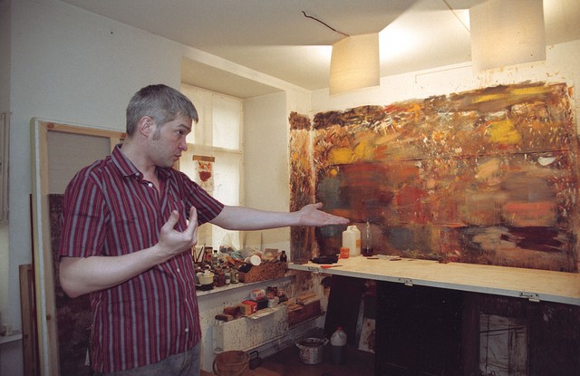 Pionir artcentra, slikar Aleksej Čistjakov, v svoji delavnici na Puškinski