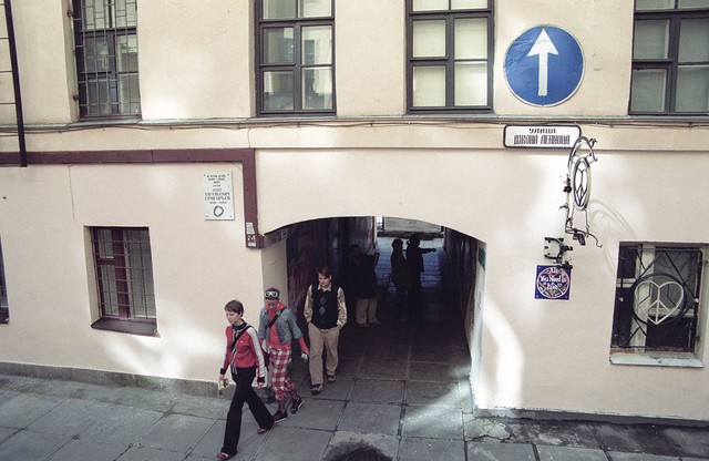 Samovoljno poimenovana ulica Johna Lennona je priljubljeno ozadje za fotografiranje obiskovalcev in predmet umetniških inštalacij