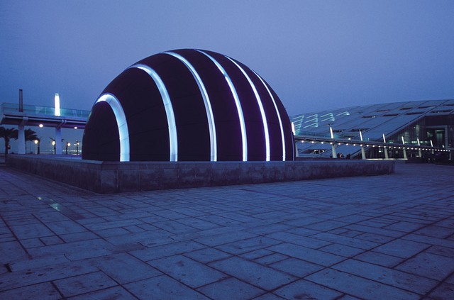 Planetarij s svojo podobo zbuja precej pozornosti, še posebej ponoči. V bistvu pa to ni pravi planetarij, ampak le kinodvorana, kjer predvajajo izobraževalne dokumentarne filme o vesolju.