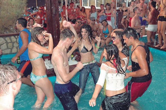 Popoldanski vodni žur v enem izmed vodnarjevih bazenov - umazana voda, a praktično, saj so na plaži šanki bolj oddaljeni