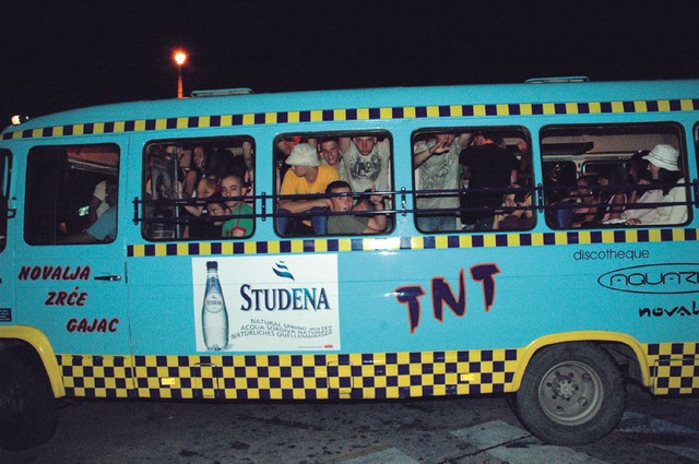 Gneča na minibusih in shuttlih traja, odkar in dokler vozijo.