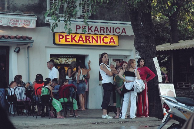 Sveže pecivo, kava in pivo - Loža ob pol sedmih zjutraj, ko se domačini šele dobro prebujajo.