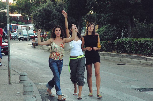 Tri razpoložene turistke po noči, očitno polni zadovoljstva, ob jutranji vrnitvi v Novaljo