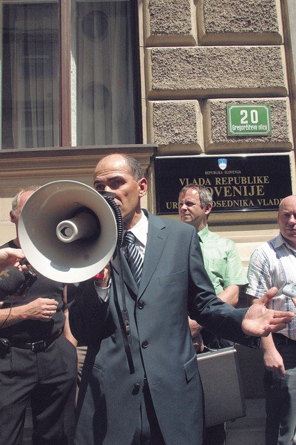 Govornik na protestu: Janez Janša