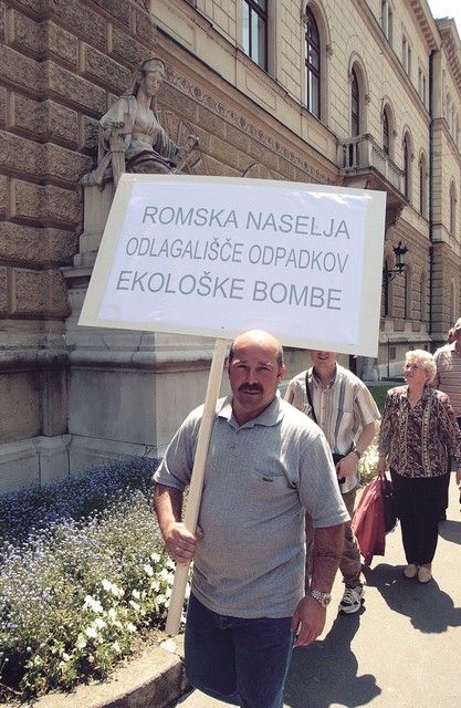 Protest proti Romom pred parlamentom, 27. maja letos