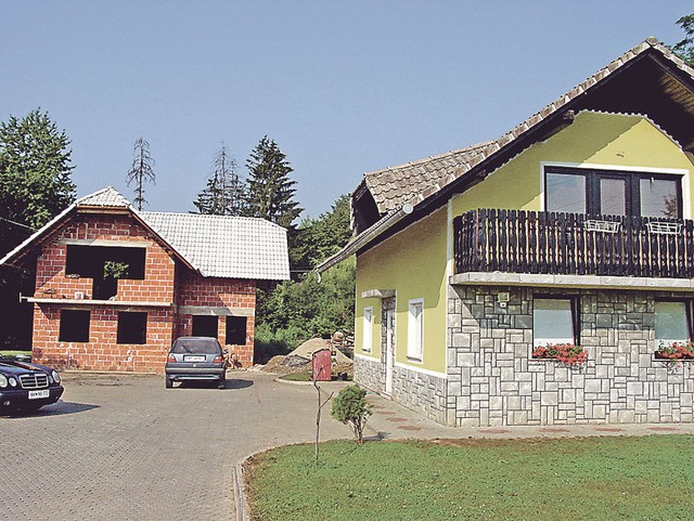 Hiša pred rušenjem ...