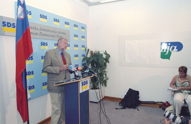 Enakopravnost: ko ima tiskovno konferenco SDS, napis Koalicija Slovenija prelepijo s papirjem...