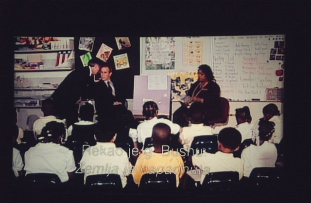 11. september 2001. Bush floridskim otrokom v osnovni šoli bere zgodbice. Nenadoma je z desne prikorakal Andrew Card, šef njegovega kabineta, in mu šepnil: 