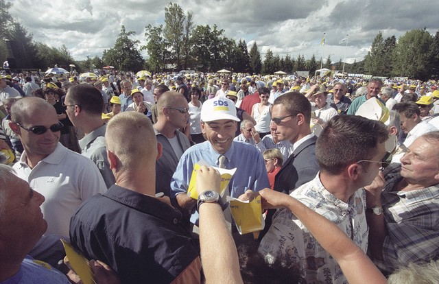 Darko Njavro (levo s sončnimi očali) kot vodja osebnega varovanja Janeza Janše na festivalu stranke SDS v Ribnici leta 2000