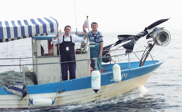 Marko Pavliha, minister za promet in Anton Rop med ribarjenjem v Piranskem zalivu v soboto 11.9.