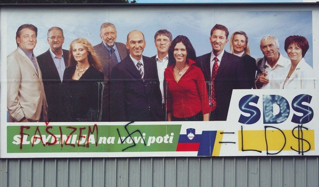 Predsednik v sendviču: misica Maša Merc in teologinja Eva Irgl ob Janezu Janši na predelanem plakatu SDS v Ljubljani
