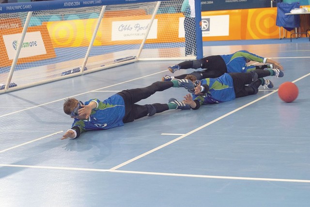 Golbal je igra z zvenečo žogo za slepe igralce