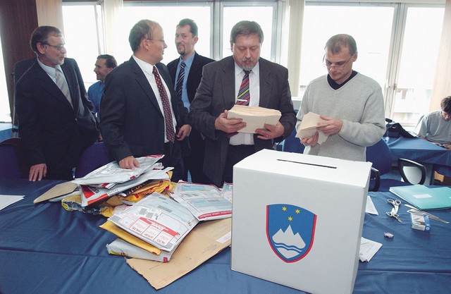 Prispele glasovnice iz tujine na Republiški volilni komisiji v petek, 8. oktobra