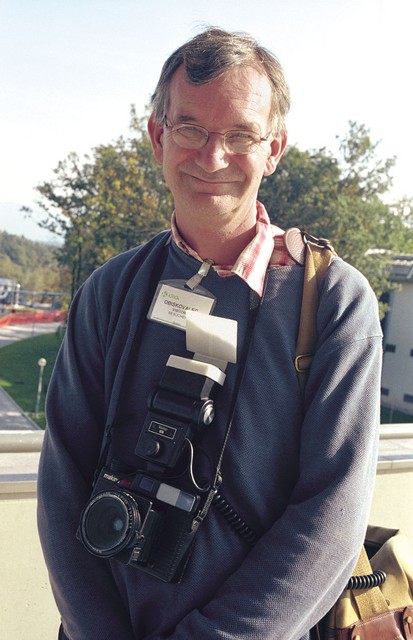 Martin Parr na Dolenjskem v družbi preproste makine. Za digitalno tehnologijo mu je malo mar, raje uporablja stare fotoaparate, brez razvijanja pa si fotografije (še) ne predstavlja.