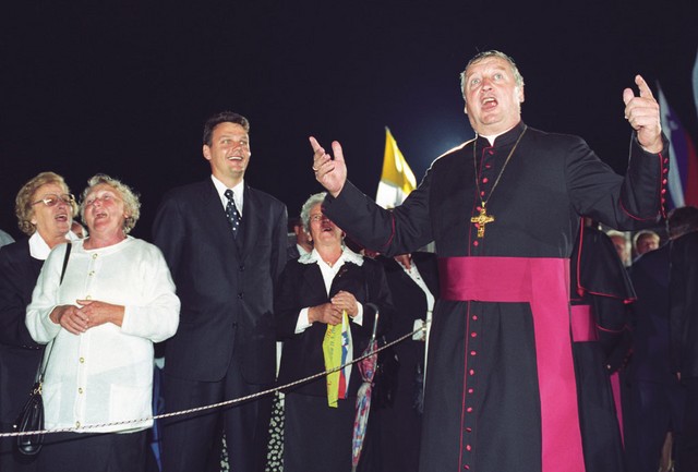 Alojz Uran kot zborovodja ob odhodu papeža Janeza Pavla2. z mariborskega letališča