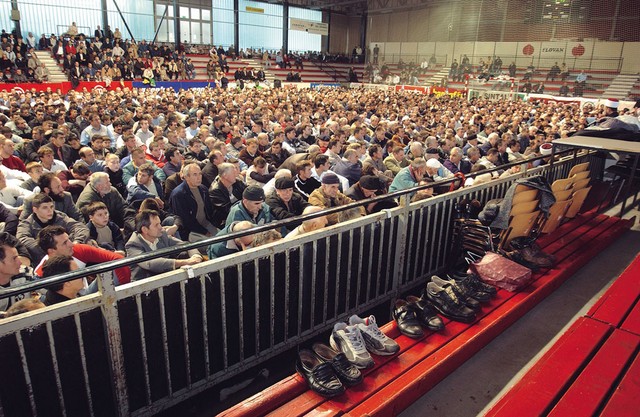 Letošnja bajramska molitev v Ljubljani je bila v športni dvorani na Kodeljevem