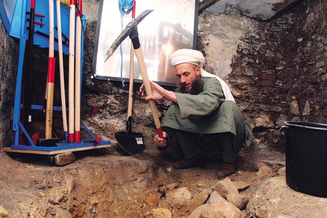 Na poti v Slovenj Gradec: Muhammad Mueller pri kopanju rova v galeriji Werkstadt Graz