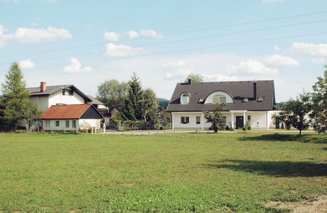 Družinske vezi: Domačiji Brejčevih (levo) in Virantovih (desno) v Dobu pri Domžalah