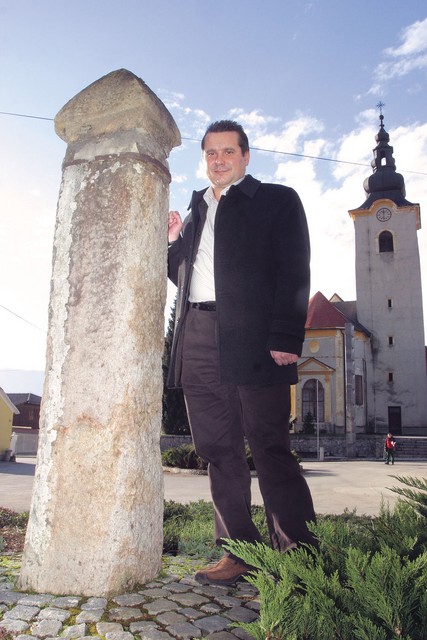 Dr. Andrej Studen pred sramotilnim stebrom v Rečici ob Savinji