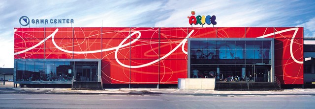 Gama center je oblečen v potiskano rdečo cerado.