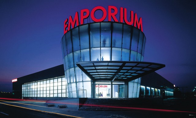 Skozi mlečno steklo vhoda v Emporium so vidni obrisi lutk.