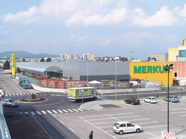 Merkurju daje prepoznavnost logotip na fasadi.