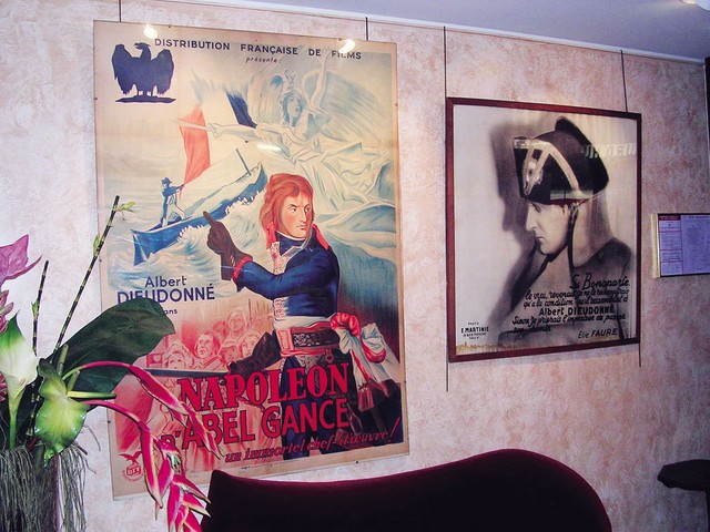 Originalni plakat za film Abela Gancea Napoleon, ki je bil v Studiu 28 projiciran na treh platnih sočasno.
