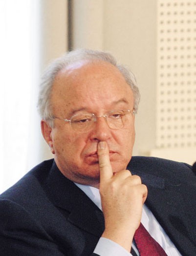 Če je dr. Andrej Bajuk kot opozicijski govornik marca lani opozarjal, da davčna reforma kaže, kako vlada zavestno ščiti 'tranzicijske tajkune', je šla prva finančna poteza nove vlade povsem v drugo smer.