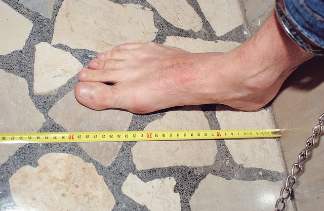 Golo Hojnikovo stopalo, ki meri več kot 28 cm