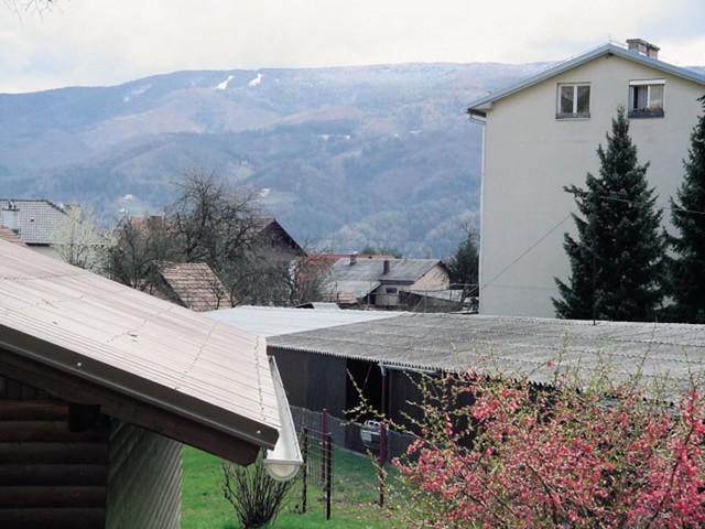 Pogled s terase lokala Vila: parkirišče, po katerem naj bi se gibal osumljenec in v avto odložil palico, se s terase lokala ne vidi.