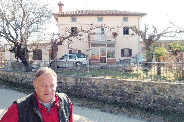 Hiša v Sv. Petru je bila pred selitvijo v Italijo v lasti družine Pištan. Od Občine Piran jo je odkupil gospod Delbello, ki jo je obnovil in je ni pripravljen vrniti nekdanjim lastnikom.