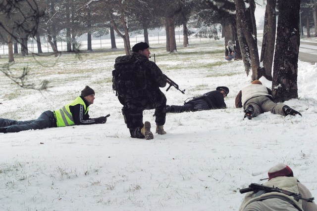 Vaja slovenske vojske v Cerkljah 19. januarja 2005: namišljeni sovražniki so oviti v arabske rute