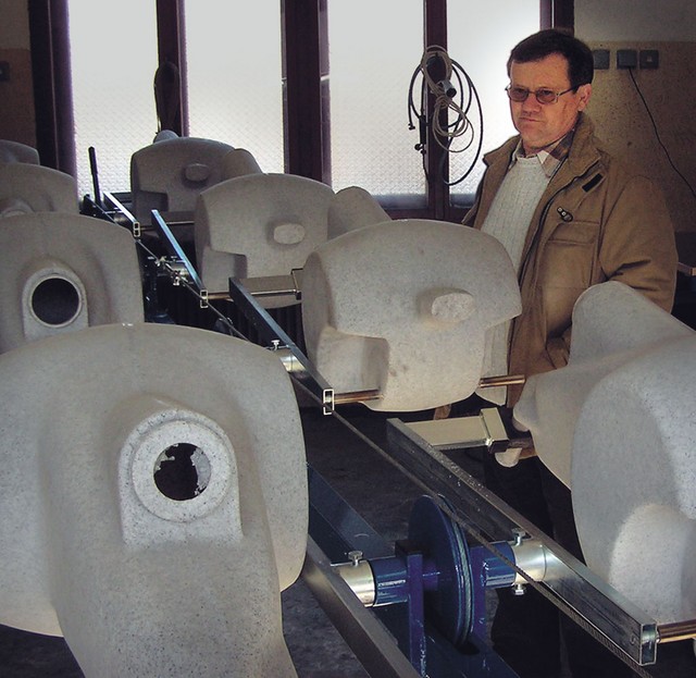 Izumitelj Kebrčka in inovator Anton Zupanc v svoji prototipni delavnici z ZOFFKO - baterijsko sprickanglo za zalivanje rožic