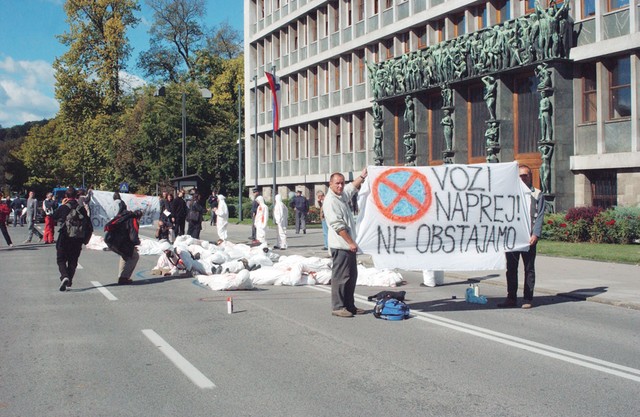Protest izbrisanih pred parlamentom 8. oktobra 2003
