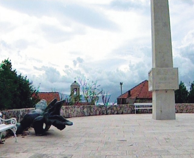 ... leži pozabljen Augustinčičev kip, kjer je nekoč stal v spomin