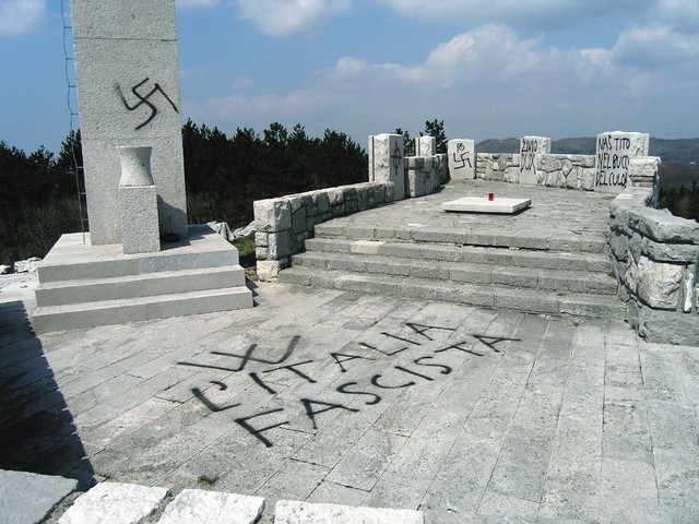 Skrunitev spomenikov v spominskem parku narodnoosvobodilnega boja v Trnovem nad Novo Gorico