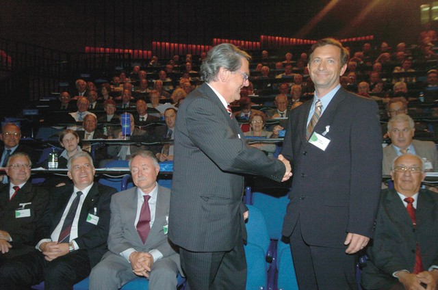 Zmagovalni dvojec Anton Rous, dosedanji predsednik, in Karel Erjavec, novi predsednik (levo od njiju poraženca Anton Bebler in Mirko Miklavčič)