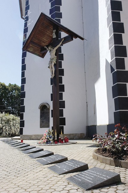 Kump Alojz - leta 1942 so ga domači izdajalci ovadili italijanskemu okupatorju zaradi sodelovanja z OF. Po aretaciji so ga mučili in ustrelili. Njegovo ime so zapisali na spomeniku domobrancem v Dolenjskih Toplicah.