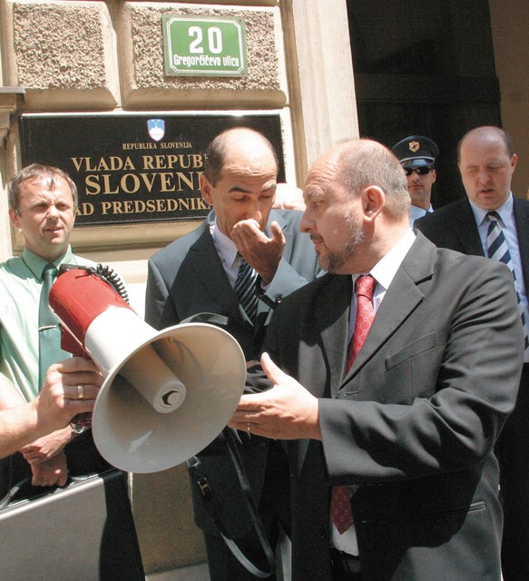 Zmago Jelinčič in Janez Janša na protestnem shodu Dolenjcev proti Romom pred poslopjem vlade leta 2004