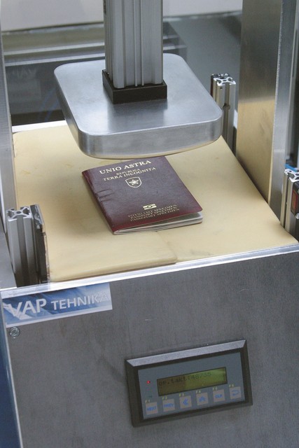 Testna naprava za obnašanje potnih listov, shranjenih v zadnjem žepu hlač med vožnjo v avtomobilu.