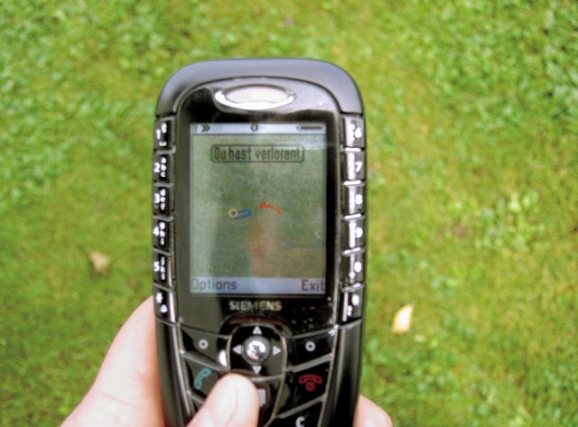 Mobilni telefon, prirejen za igranje arkadne igre Tron