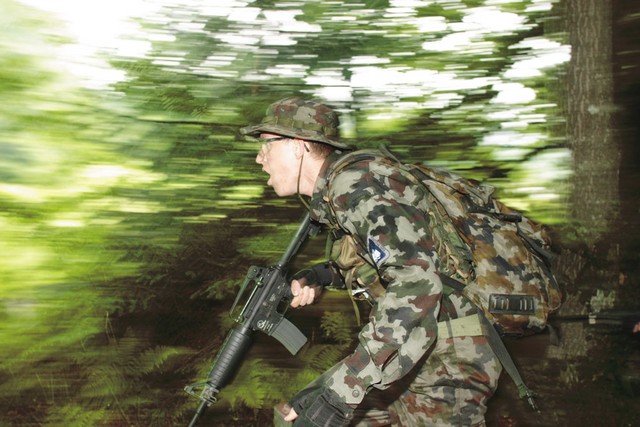 Sprehajalci psov in gobarji taktično igro najpogosteje zamenjajo za vajo Slovenske vojske.