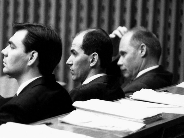 Parlament je o zadevi Depala vas razpravljal marca 1994. Romšek je med razpravo v parlamentu sedel desno od ministra Janše, na njegovi levi pa je sedel predstojnik varnostnega organa <B>Dušan Mikuš</B>.