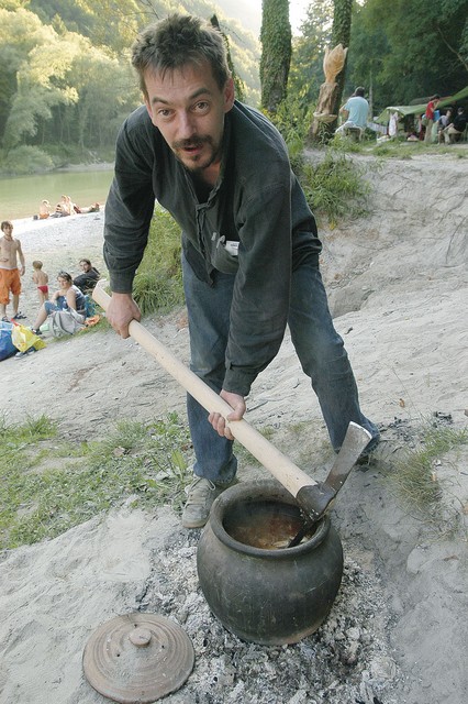 Kulinarični mojster Sale med mešanjem pasulja