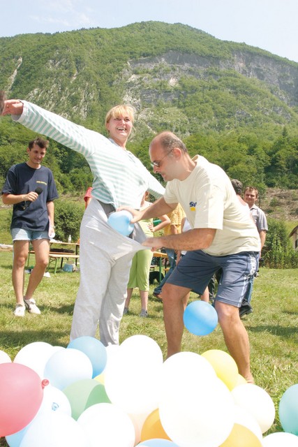 Dimitrij Kovačič ga vtakne spodaj ...